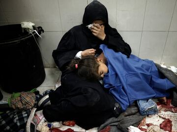 150 cadáveres son enterrados en el patio de un hospital de Gaza asediado por Israel