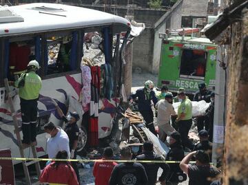 Mueren 19 personas tras accidente de autobús en Joquicingo