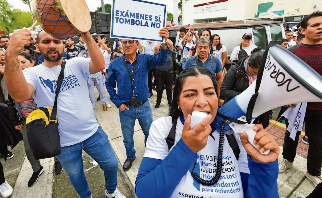 Trabajadores del Poder Judicial se manifestaron en el exterior de la Cámara de Diputados para exigir a los legisladores acatar las suspensiones otorgadas en torno al procedimiento de la reforma judicial. Foto: Especial