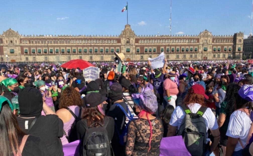 La marea feminista inunda el Zócalo, imparable