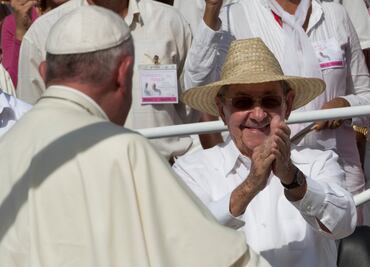 Papa pide a Cuba "revolución de ternura"