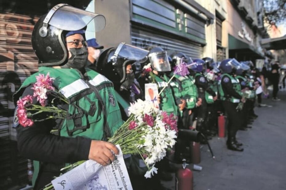 Miles de mujeres marchan sin violencia, con flores y cantos