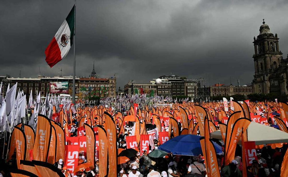 Simpatizantes acuden a apoyar a la presidenta Claudia Sheinbaum, durante la conmemoración de su primer año de gobierno este domingo, en el Zócalo de la Ciudad de México. Foto: Yuri Cortez/ AFP
