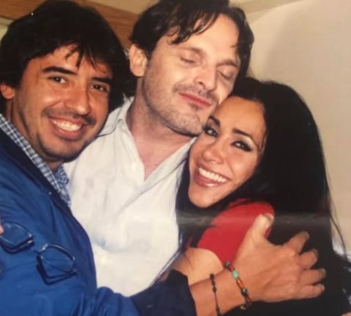 Mónica Noguera comparte foto del recuerdo con Miguel Bosé y con su exesposo Memo del Bosque.