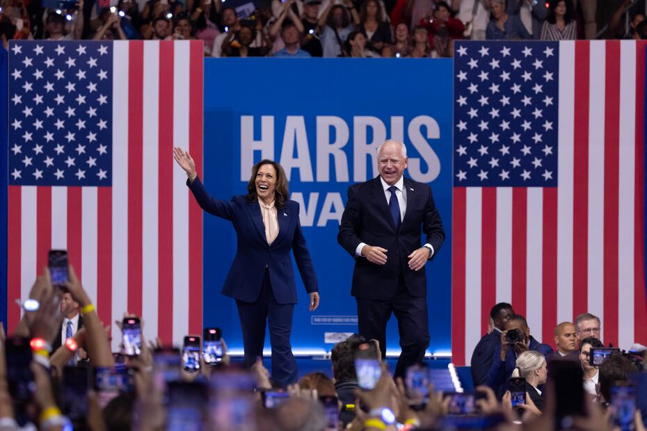 La vicepresidenta estadounidense Kamala Harris entra con su nuevo compañero de fórmula, el gobernador de Minnesota Tim Walz, durante un mitin de campaña en el Centro Liacouras de la Universidad Temple en Filadelfia, Pensilvania, EE. UU., el 6 de agosto de 2024. Foto: EFE/EPA/MICHAEL REYNOLDS