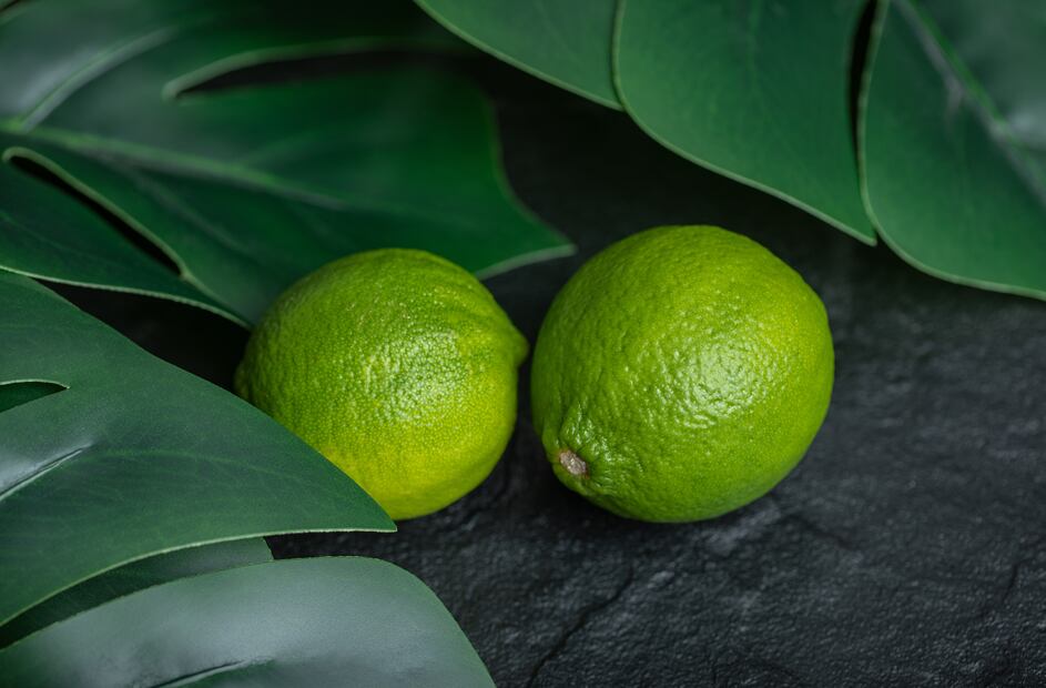 El jugo de limón puede ayudar a mejorar la absorción del hierro presente en otros alimentos. Foto: Freepik