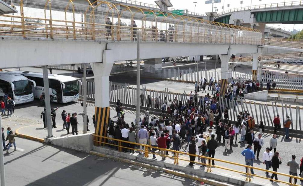 “¡Respeto a la división de poderes e independencia judicial!”, es la demanda que externaron en mantas, mientras impiden el paso de vehículos del transporte público de pasajeros al paradero Norte del Metro Cuatro Caminos. Foto: Jorge Alvarado. EL UNIVERSAL