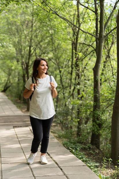 Caminar es una de las formas más accesibles y efectivas de mejorar la calidad de vida. Fuente: Freepik.