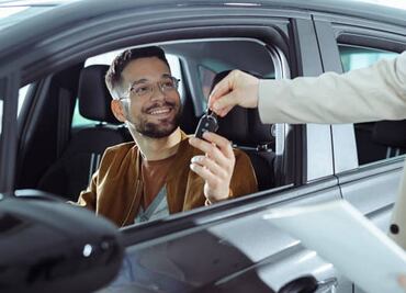 Venta de autos nuevos baja 4.6% en abril; Nissan tiene incremento de 6.3%