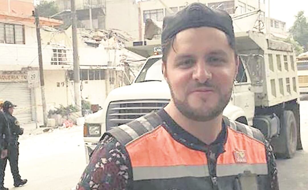 El conductor y comediante Paul Stanley se sumó a las labores de remoción de escombros y limpieza. (JUAN PABLO GONZÁLEZ)