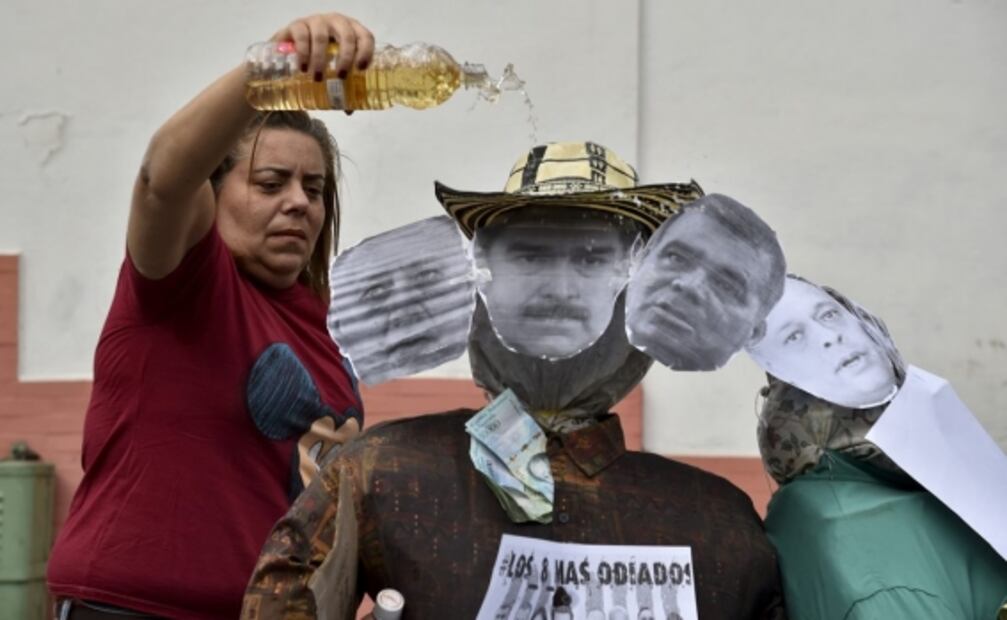 Queman muñecos del "apagón", de Trump, Guaidó y Maduro en Caracas