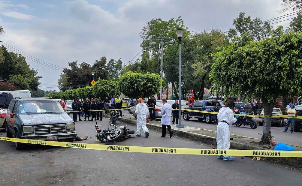 El cuerpo fue levantado por personal del Servicio Médico Forense, mientras que autoridades de tránsito iniciaron la carpeta de investigación (16/07/25) Foto: Luis Camacho | El Gráfico