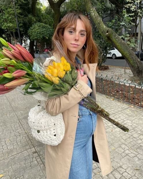 Natalia Téllez luce su embarazo con un radiante look de mezclilla