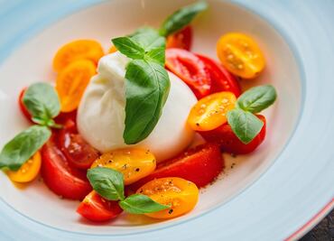 Burrata con tomates uva y balsámico