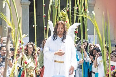 Acuden miles al Domingo de Ramos en Iztapalapa