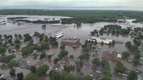 Inundaciones obligan a la gente a abandonar sus hogares en Iowa, mientras gran parte de EU vuelve a sufrir por calor