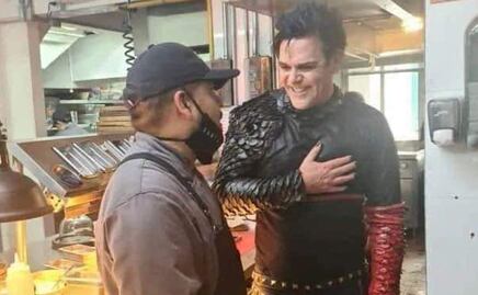 Richard Kruspe, de Rammstein, come tacos tras tocar en el Zócalo