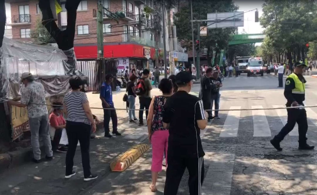 Policías de tránsito realizan varios cortes viales sobre el Eje 3 Norte y envían la carga pesada hacia Nextengo. Foto: Isidro Corro. EL UNIVERSAL