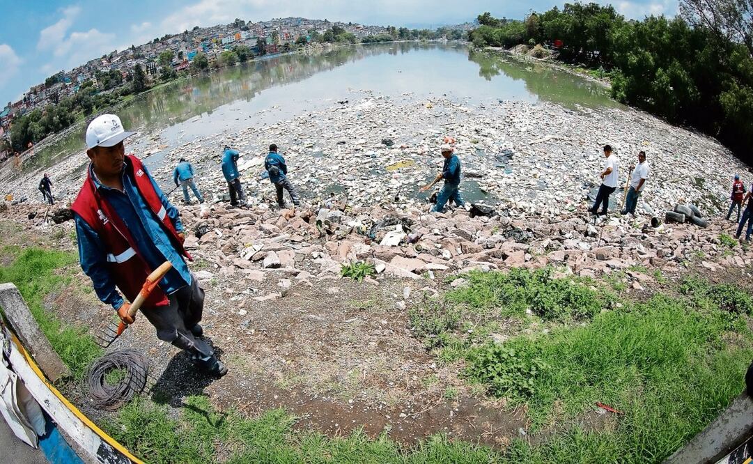 Los trabajos de desfogue se realizan las 24 horas del día. Foto: Especial