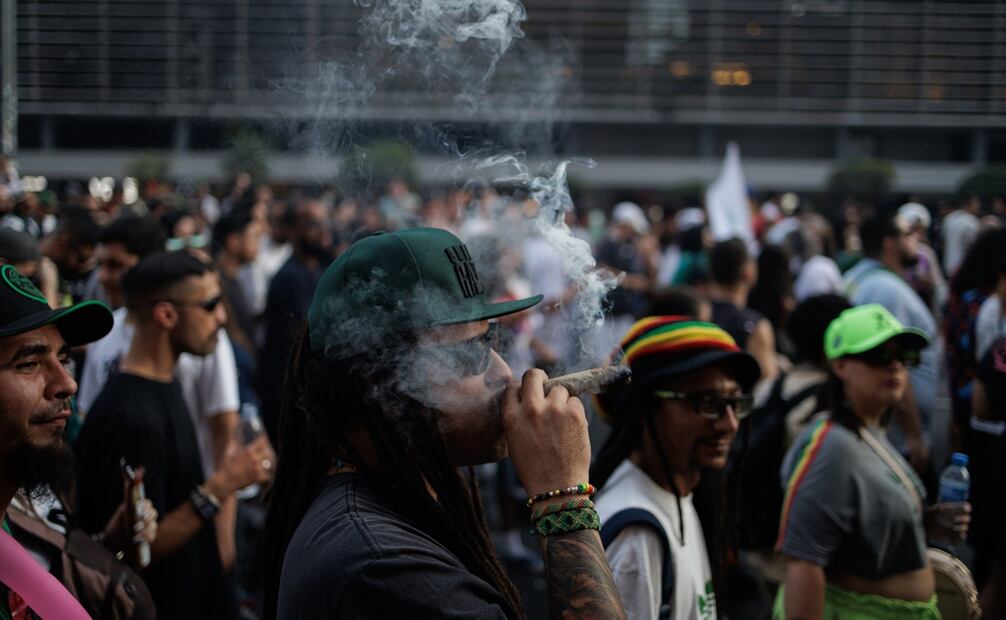 Con gritos de "legalicen", los manifestantes, incluyendo familias con niños y muchos ataviados de verde, caminaron en un ambiente animado por la emblemática Avenida Paulista en la megalópolis brasileña. Foto: EFE/ Isaac Fontana