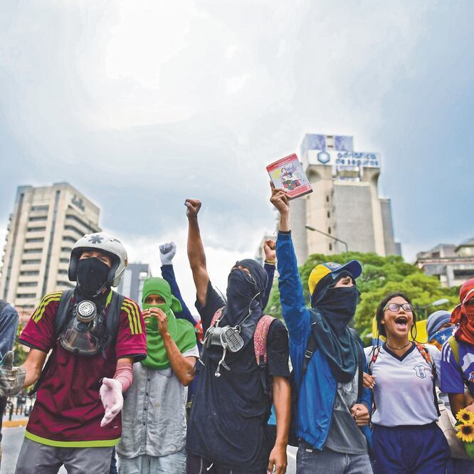 Opositores al régimen de Nicolás Maduro se manifestaron ayer en El Paraíso, Caracas. Cientos de personas se reunieron y acudieron a los cuarteles a pedir a los militares que se levanten contra el gobierno chavista. RONALDO SCHEMIDT. AFP 
