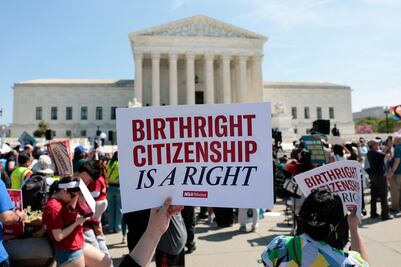 Corte Suprema de EU, escéptica ante pedido de Trump de limitar la ciudadanía por nacimiento; el mandatario presenció los argumentos