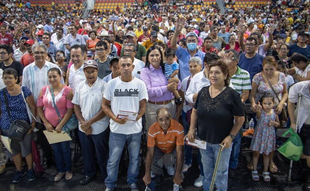 Ariadna Montiel, titular de Bienestar, hace entrega de tarjetas en Veracruz a personas con Discapacidad / Foto: Especial