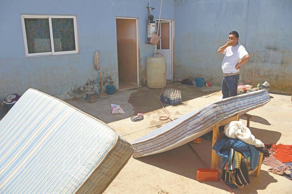 Habitantes de Juxtlahuaca tuvieron que sacar hasta los colchones que fueron alcanzados por el agua, para ver si aún pueden ser reutilizados. Foto/EDWIN HERNÁNDEZ. EL UNIVERSAL