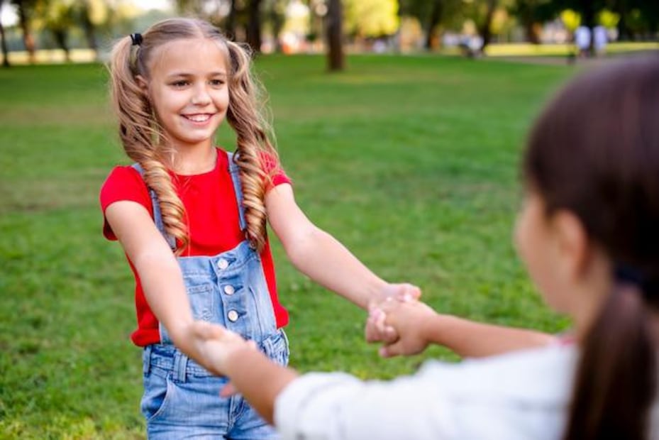 Estrategias clave para criar hijos amables. Fuente: Freepik.