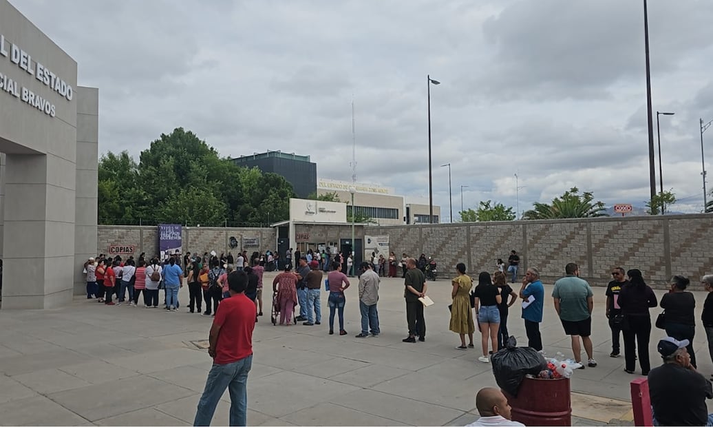 Decenas de familias acudieron a la FGE en Ciudad Juárez, Chihuahua, para saber si entre los 383 cuerpos encontrados en el crematorio Plenitud está su familiar fallecido, el 2 de julio de 2025 . Foto Especial