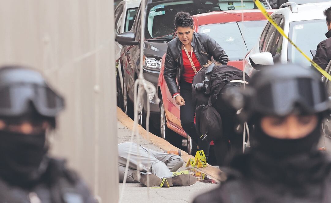 Los cuerpos de los empresarios quedaron en la banqueta y en la escalinata de ingreso al hotel. Foto: de AXEL SÁNCHEZ. EL UNIVERSAL