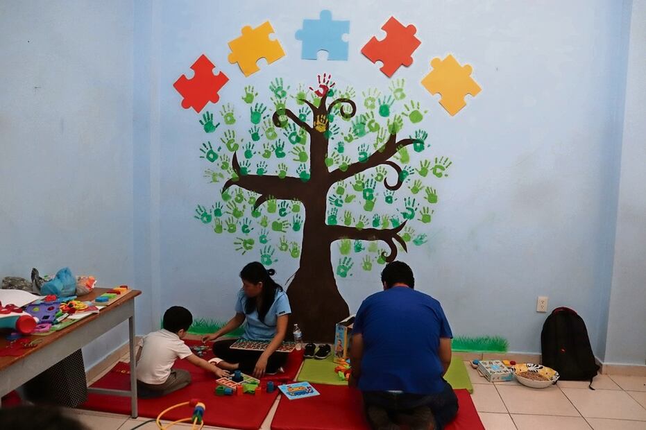 En esta aula el árbol lo forman las huellas de los primeros 54 niños que
iniciaron en el proyecto, el 13 de diciembre de 2023. Foto: Antonio Mundaca