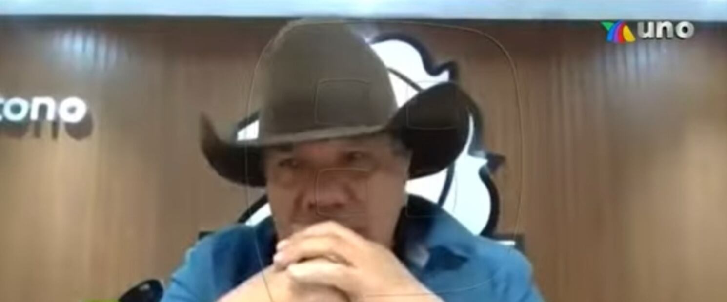 Lupe Esparza se disculpa con Nodal por dudar de su talento