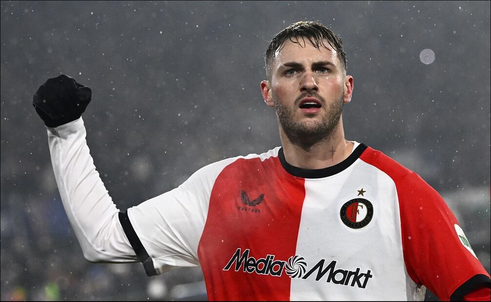 El delantero mexicano del Feyenoord, Santiago Giménez, celebra tras anotar un gol al Bayern Múnich. FOTO: AFP