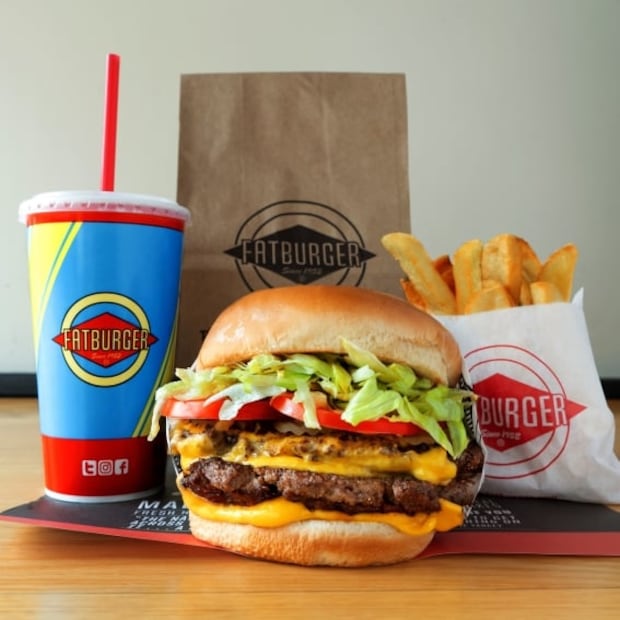 Fatburger llega a México con hamburguesas y alitas en el mismo lugar