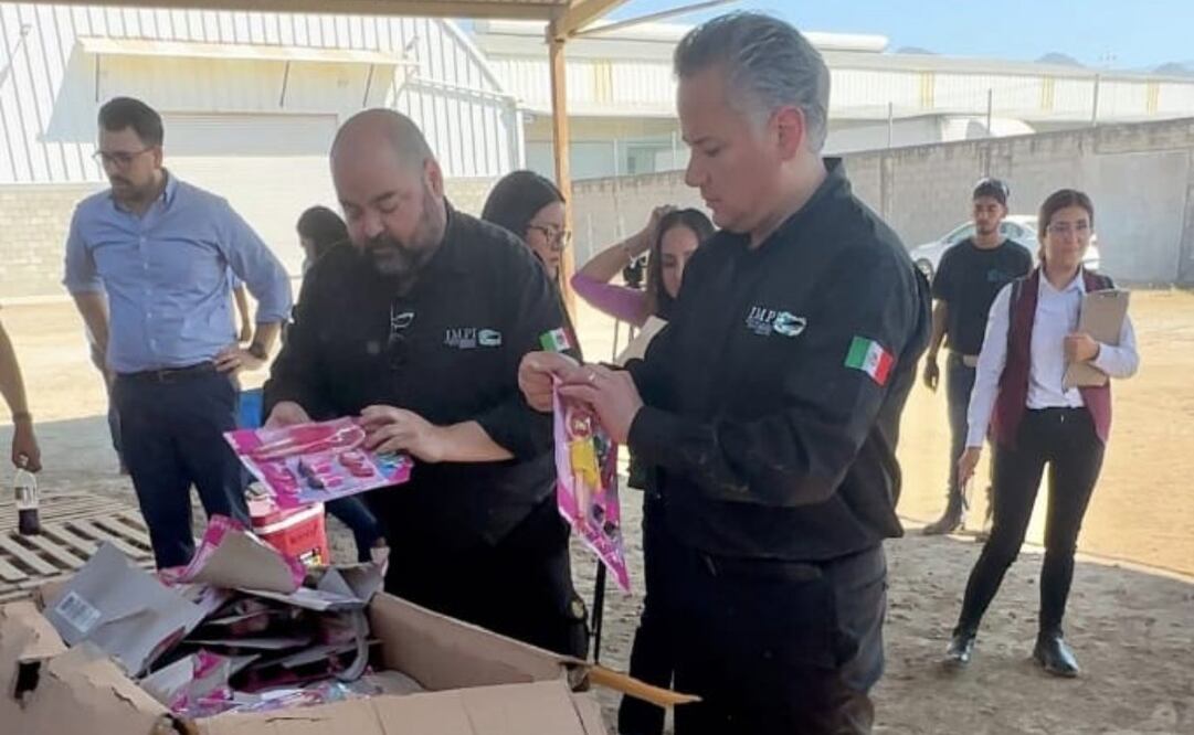 El IMPI supervisó la destrucción de más de 25 mil juguetes falsificados con la marca “Barbie”, que habían sido incautados en la aduana de Manzanillo, Colima, provenientes de China. (21/01/25) Foto: Especial