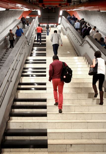Escalera musical que funciona en forma de teclado de piano que suena al compás de las pisadas de los pasajeros que suben y bajan de la estación del metro Polanco; este sistema se dio como parte de un programa de fomento a la salud. Foto Adrián Hernández EL UNIVERSAL.