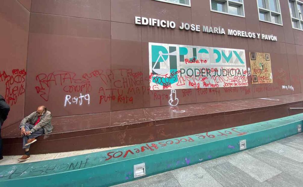 Cerca de 10 mujeres con el rostro cubierto realizaron pintas y rompieron  cristales de las puertas de acceso del edificio del Poder Judicial de la Ciudad de México. Foto: Juan Carlos Williams/EL UNIVERSAL