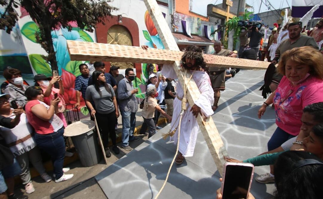 Desde el inicio del viacrucis, con celulares para grabar el momento, personas de todas la edades esperaban ver a Jesús cargar su cruz. Foto: Carlos Mejía / EL UNIVERSAL