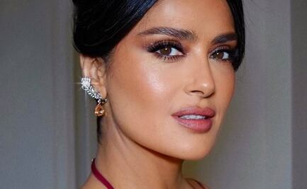 Salma Hayek reinventa el estilo gótico con vestido con corset, encaje y olanes