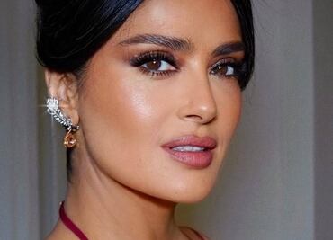 Salma Hayek reinventa el estilo gótico con vestido con corset, encaje y olanes