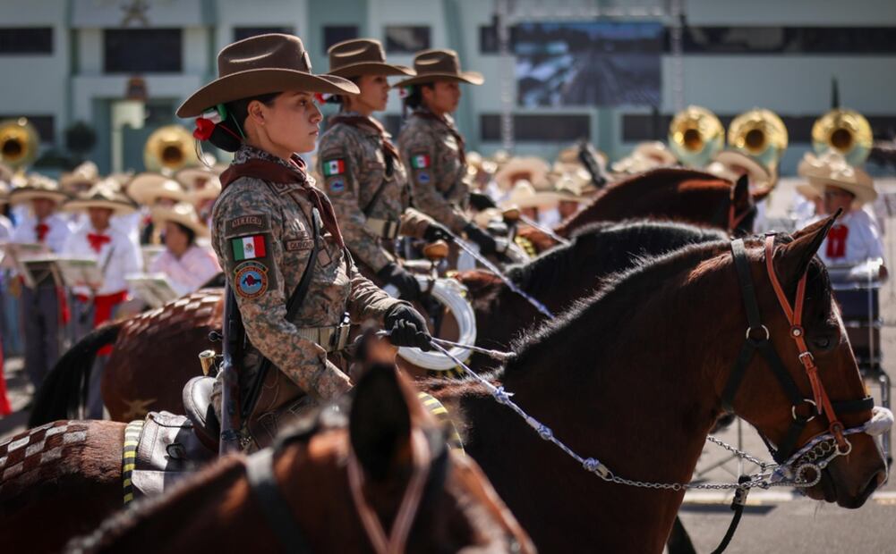 En esta ocasión se resalta la participación de las mujeres, que conformaron 40% de 2 mil 576 elementos de la Guardia Nacional, Ejército y Marina, además de 38 Banderas, 112 charros, 297 niños, 34 vehículos, 11 aeronaves, cinco aguilillas, 596 caballos y una locomotora, que estará en la plancha del Zócalo. Foto: Diego Simón Sánchez/EL UNIVERSAL