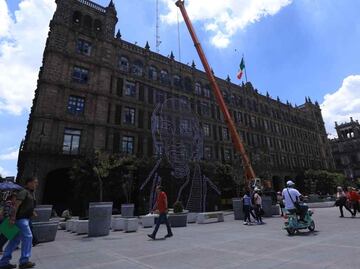 Zócalo de la CDMX se ilumina con orgullo patrio; inicia decoración por el 214 aniversario de la Independencia