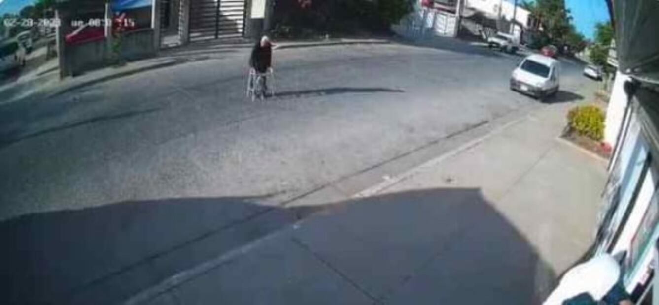 VIDEO: Camión de transporte público arrolla a abuelito en andadera en Sinaloa