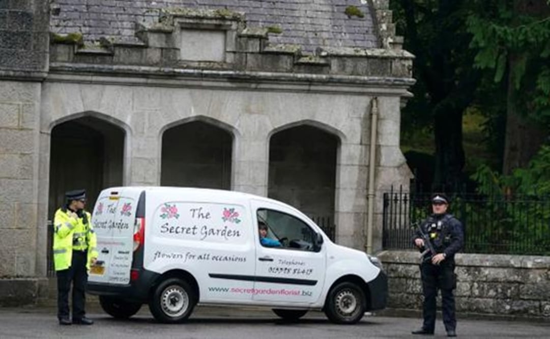 Una camioneta de una florería a las puertas de Balmoral en Escocia, donde murió la reina Isabel II. Foto: Andrew Milligan - PA