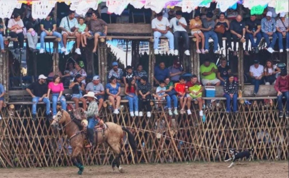 Vaquero arrastra al perro en la Feria de Tizimín (02/02/2025). Foto: Especial