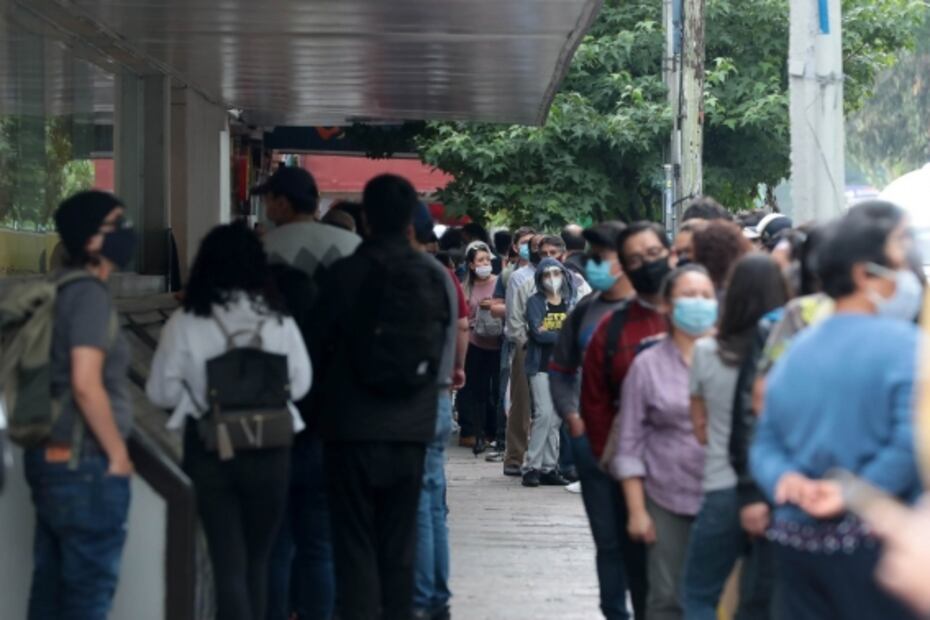Por dos horas, 200 personas hacen fila afuera de Gandhi Oportunidades