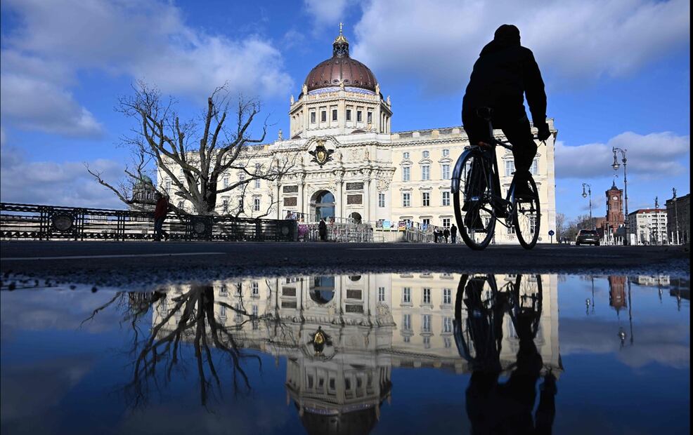 Imagen de un ciclista frente al Palacio de Berlín, en Berlín, Alemania, el 1 de marzo de 2025. Foto: AFP