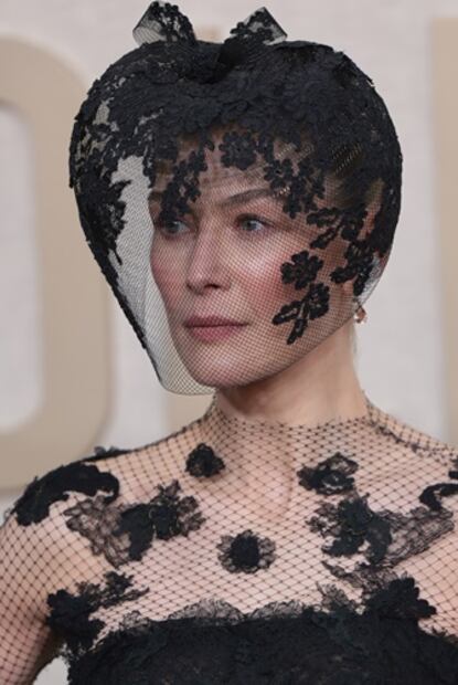 La actriz Rosamund Pike a su llegada a la alfombra roja de los Globos de Oro 2024. Foto: EFE