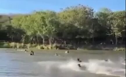 Puente colgante se desploma y 11 personas caen al río Fuerte, en Sinaloa